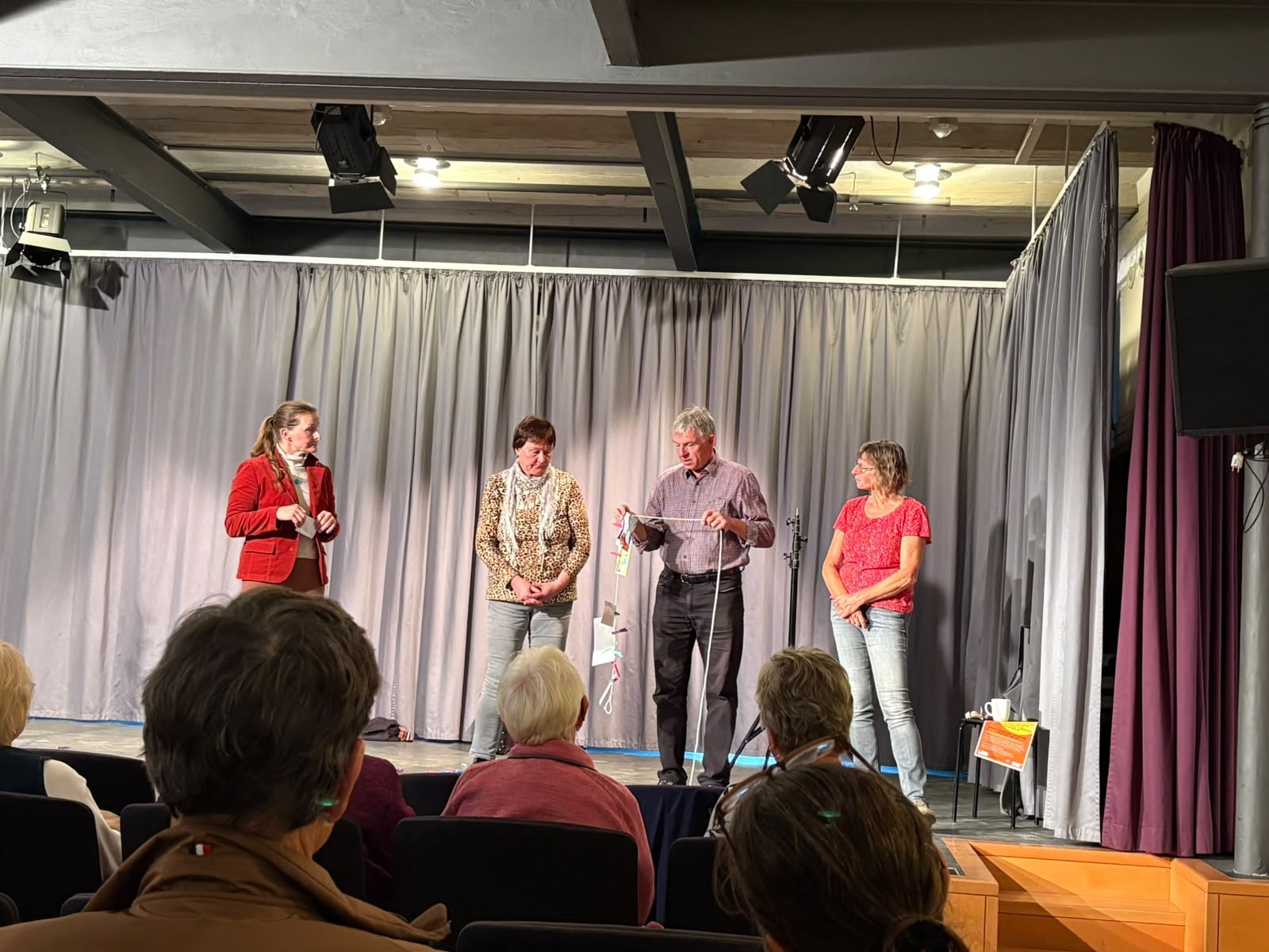 Gespräch auf der Bühne der Kulturscheune mit den Leitungen der Fachstellen für pflegende Angehörige und dem Ehepaar Baumann